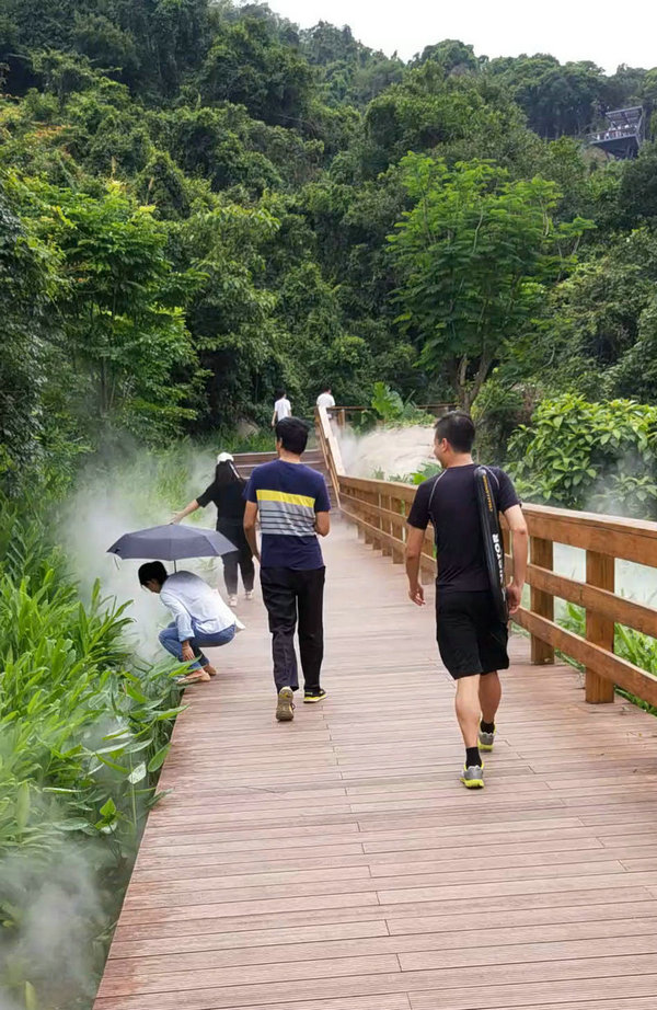 路途中，時而沾花惹草，時而風度翩翩